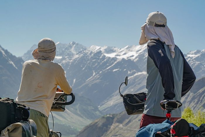 Marceau et François, de dos, face aux montagnes du Ladakh