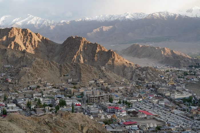 Village dans une vallée du Ladakh, vu depuis la route
